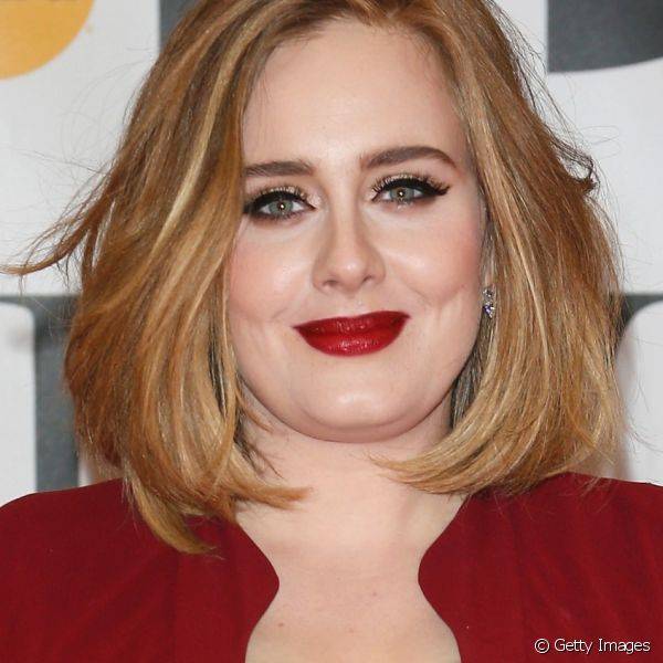No BRIT Awards 2016, Adele apostou na combina??o cl?ssica de delineado gatinho com batom vermelho (Foto: Getty Images)